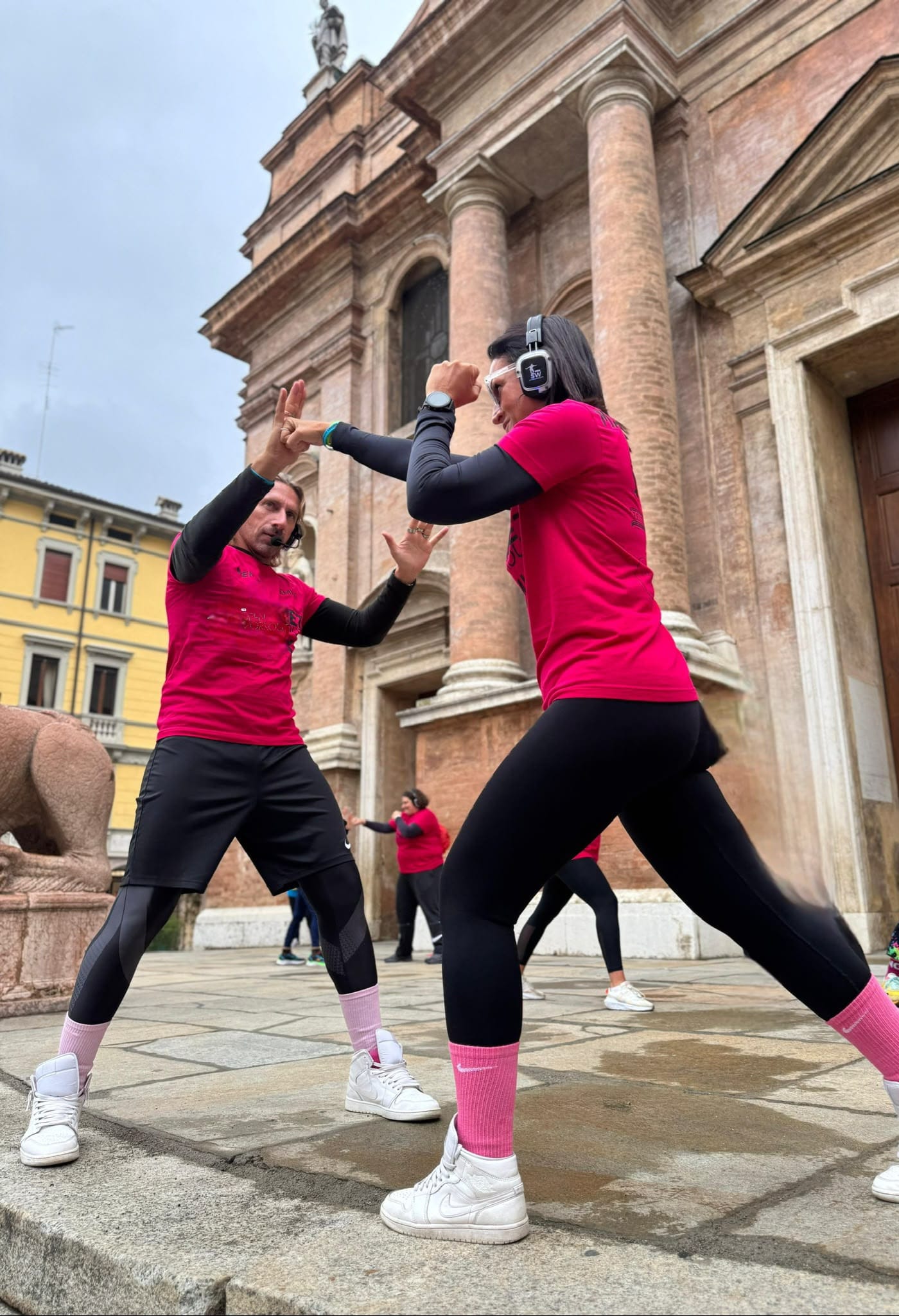 Maximilian ed Elisa guidano le stazioni Thai Fit outdoor