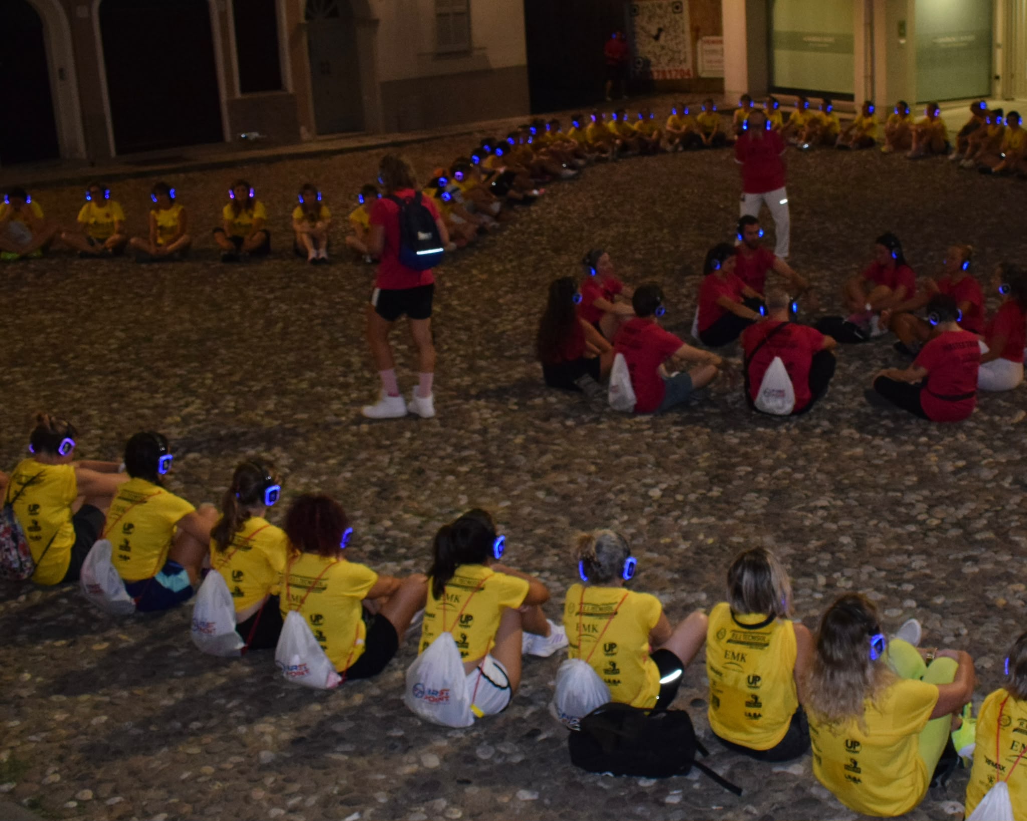 Open Workout community serale con cuffie LED
